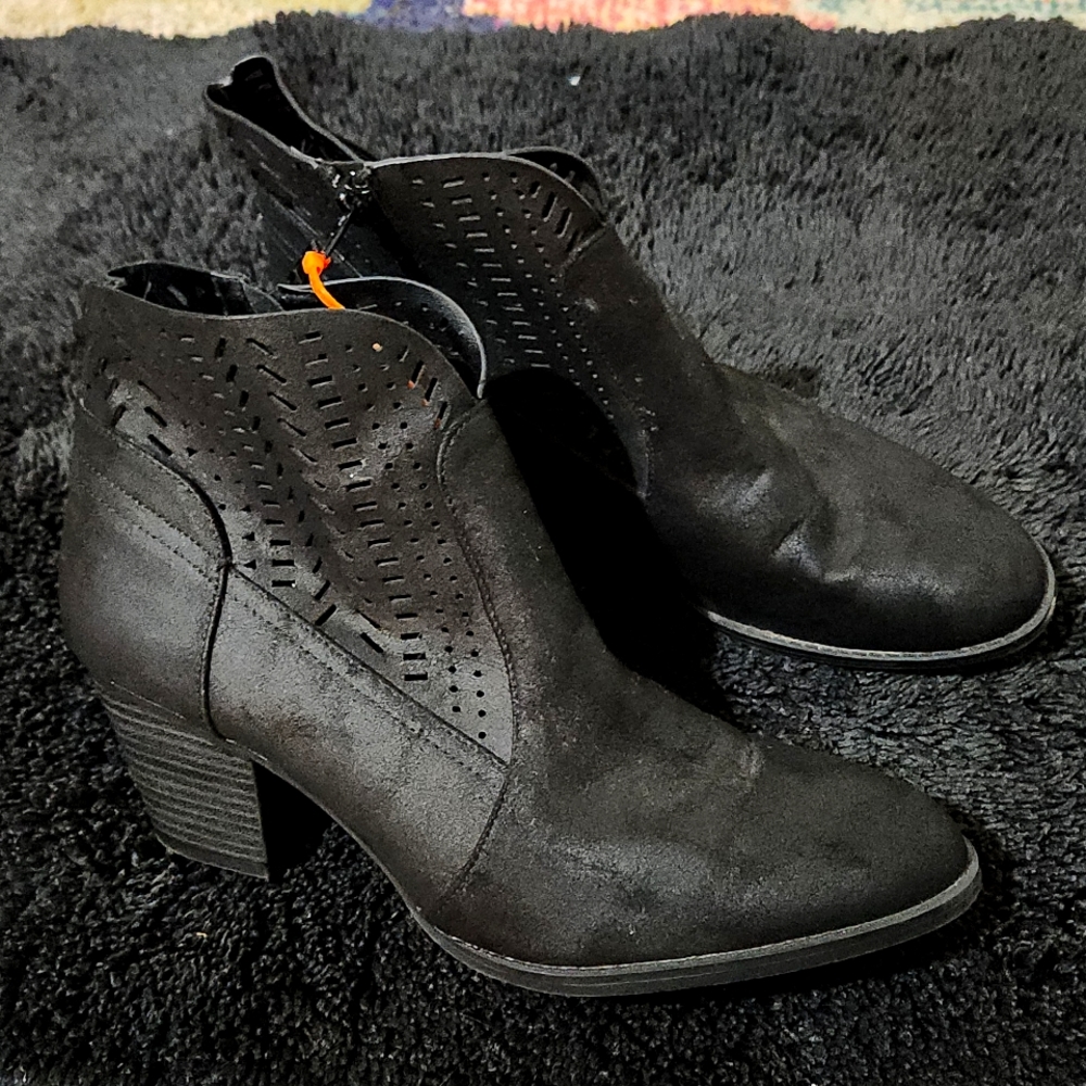 Black Quipid zip up ankle booties size 7.5 women